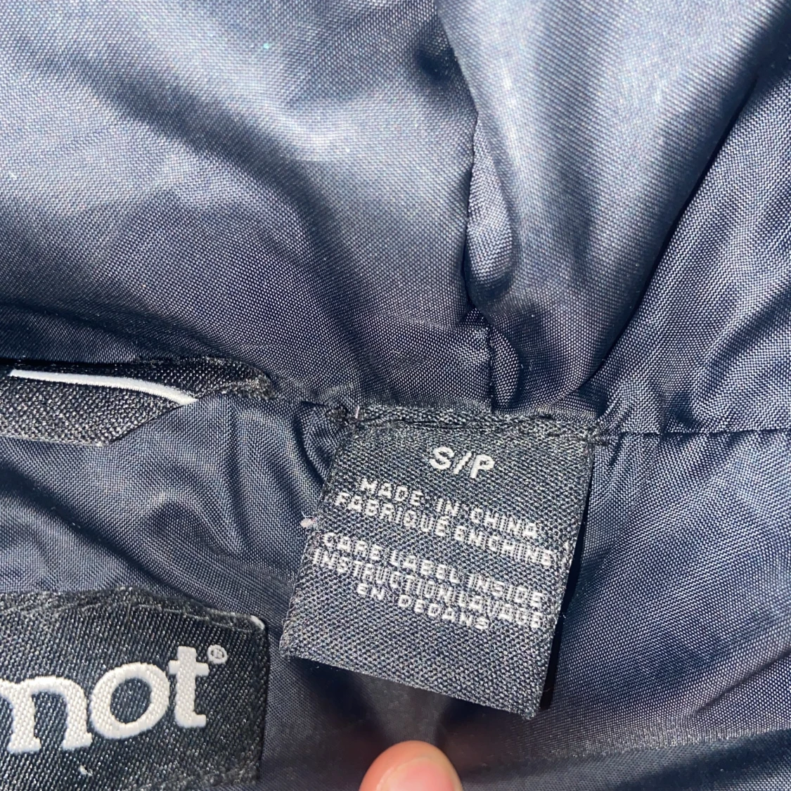 Svart dunjacka från Marmot med huva - 1