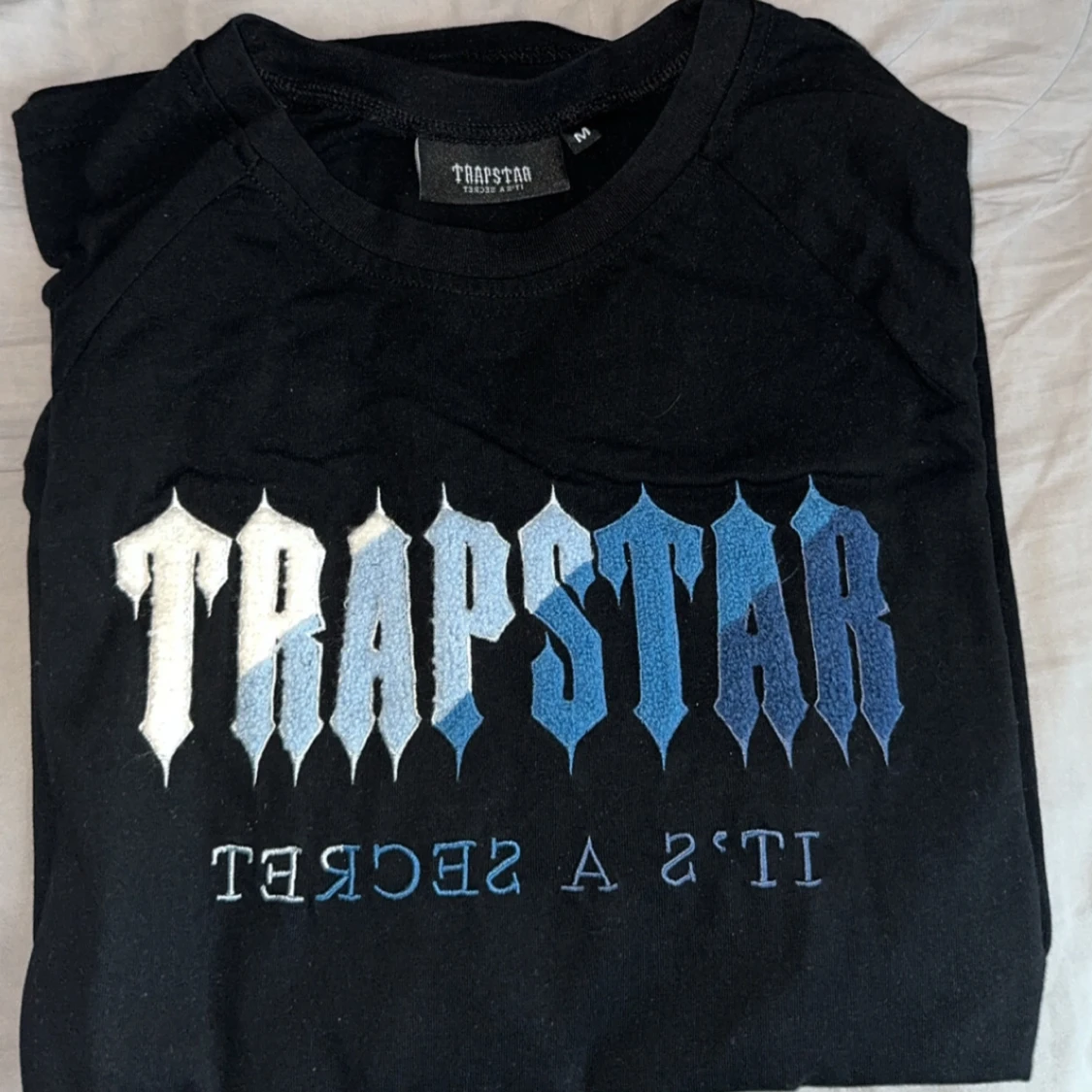 Trapstar svart t-shirt med blått tryck