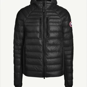 Svart jacka från Canada Goose - Canada goose jacka säljs storlek L, köpt från lännasport, kvitto finns plus rött strips till dragkedjan som man tar bort. Pris kan diskuteras.
