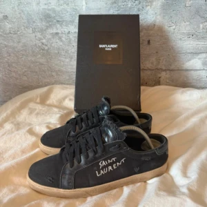 Saint Laurent Skor - Tjenare, säljer dessa saint Laurent skor i bra skick! Hör av er vid fler frågor!