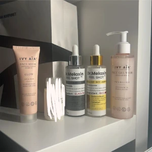 Hudvård - Säljer ett kit med Ivy Aia face wash, 2 st Dr. Melaxin hudvård som man skrubbar i ansiktet för att få bort porer, och en Ivy Aia ansiktsmask. Alla är oanvända förutom ansiktsmasken, ca 15% kvar