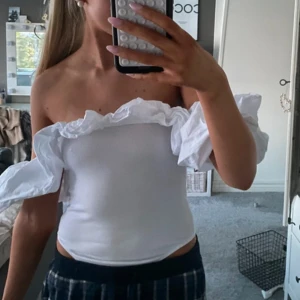vit volangbody från zara - slutsåld body som bara är använd en gång! den är liten i storleken 💕