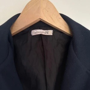 Mörkblå Design by Si kappa - Fin marin blå kappa från design by si, 