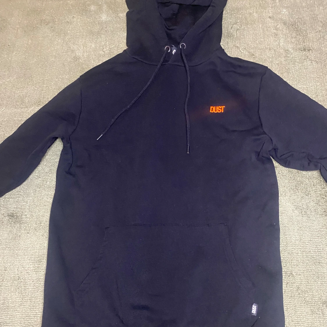 Svart hoodie från DUST med tryck