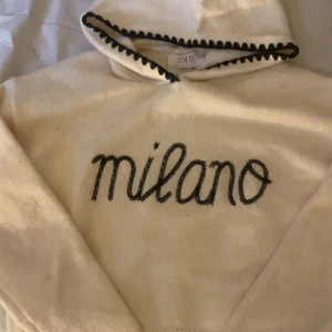 Stickad hoodie  - Säljer en vit stickad tröja med Lucca från Zara, storlek är 164 men passar mig som har 34!💞