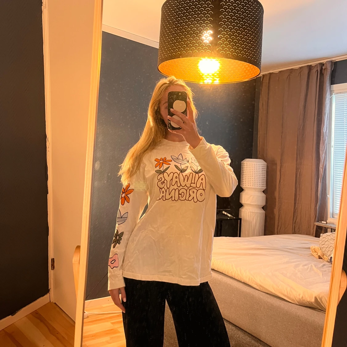 Vit långärmad Adidas tröja med blommor