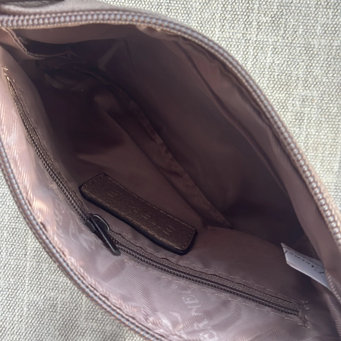 Brun kuvertväska med strassvingar - 2