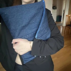Mörkblått datorfodral i denim med fickdetalj - Stilrent datorfodral i mörkblått jeans tyg med batik färgat innertyg. Vi är ett UF-företag som själva syr dessa handgjorda datorfodral i 100% återvunnet material. Vill vill skydda våra datorer, men även vår planet!🌍 detta fodral passar till en 13 tums dator och har inga defekter. Hör gärna av er vid frågor🥰