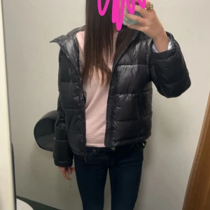 Svart pufferjacka från Lexington - Svart Milo Down pufferjacka från Lexington med huva och dragkedja framtill. Jackan har quiltad design, två sidofickor med dragkedja och en snygg Lexington-logga på ärmen. Perfekt för kalla dagar och har en modern, boxig passform. Jackan kom bara till användning förra vintern vars jag köpt en ny jacka💕jackan är köpt i butik på kidsbrandstore, original pris 2500 men jag säljer den för 1500 istället eftersom att jag använde den i ungefär en månad💕 fler bilder finns var man kan se att jag bär jackan