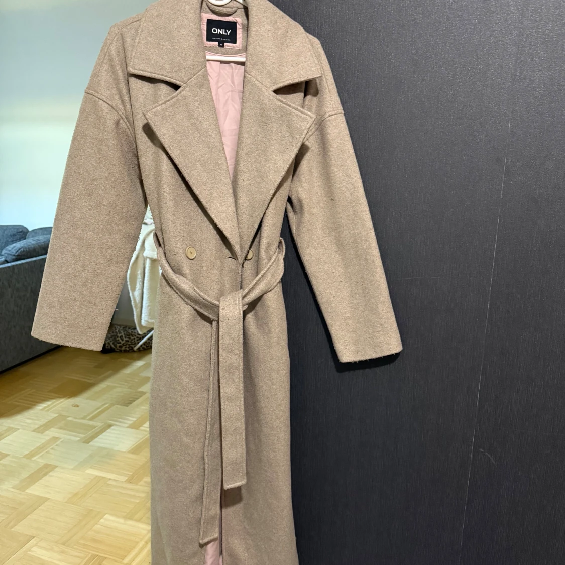 Beige kappa med bälte från ONLY