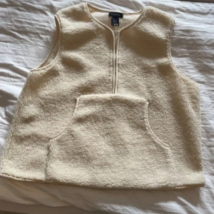 Beige fleeceväst från Lindex - Mysig beige fleeceväst från Lindex med halv dragkedja framtill och stor magficka. Sista bilden är lånad 🥂💗