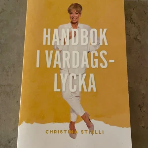 Handbok i vardagslycka - En inspirerande bok fylld med insikter och konkreta verktyg för att hantera stress, relationer och vardagsutmaningar. Perfekt för dig som vill må bättre, bli mer hållbar och känna mer glädje i livet. Lättlästa tips och tekniker för att skapa mer lycka varje dag.