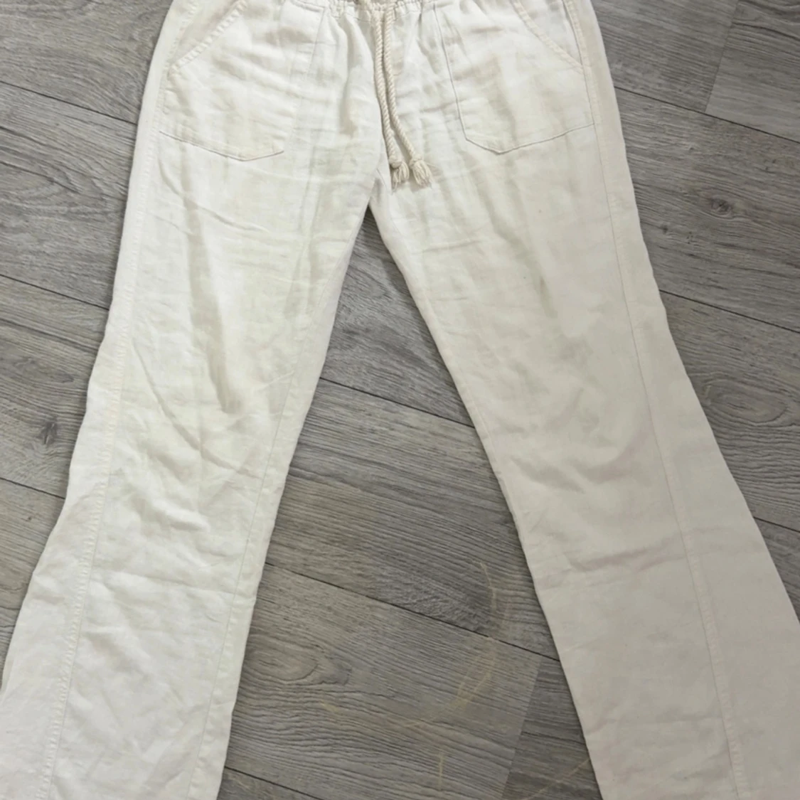 Vita linnebyxor från Roxy med snörning