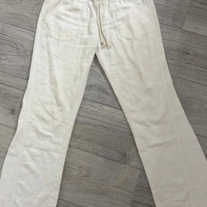 Vita linnebyxor från Roxy med snörning - Snygga linnebyxor. Köpt för 499 kr