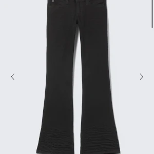Weekday jeans - Slutsålda supersnygga svarta lågmidjade bootcut jeans. Från cheap monday/weekday. Helt oanvända, endast testade. Storlek 28, Längd 34. Mått enligt hemsida på storlek 28.34 Midja: 72 cm Säte: 96 cm Innerbenslängd: 86 cm.  Köpt för 500kr inkl. frakt
