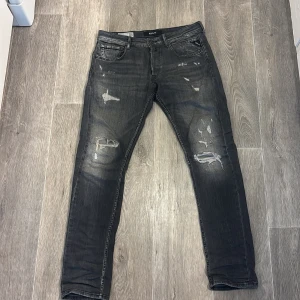 Replay Jeans - Snygga Replay jeans med slitningar! Mycket bra skick | strl 31/32 | skriv om du har några funderingar!