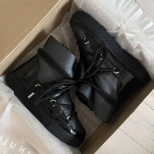 Svarta inuikii vinterskor gloss - Inuikii skor i fint skick. Slitage på framsidor närmast tåslutet. Originalbox medföljer. 