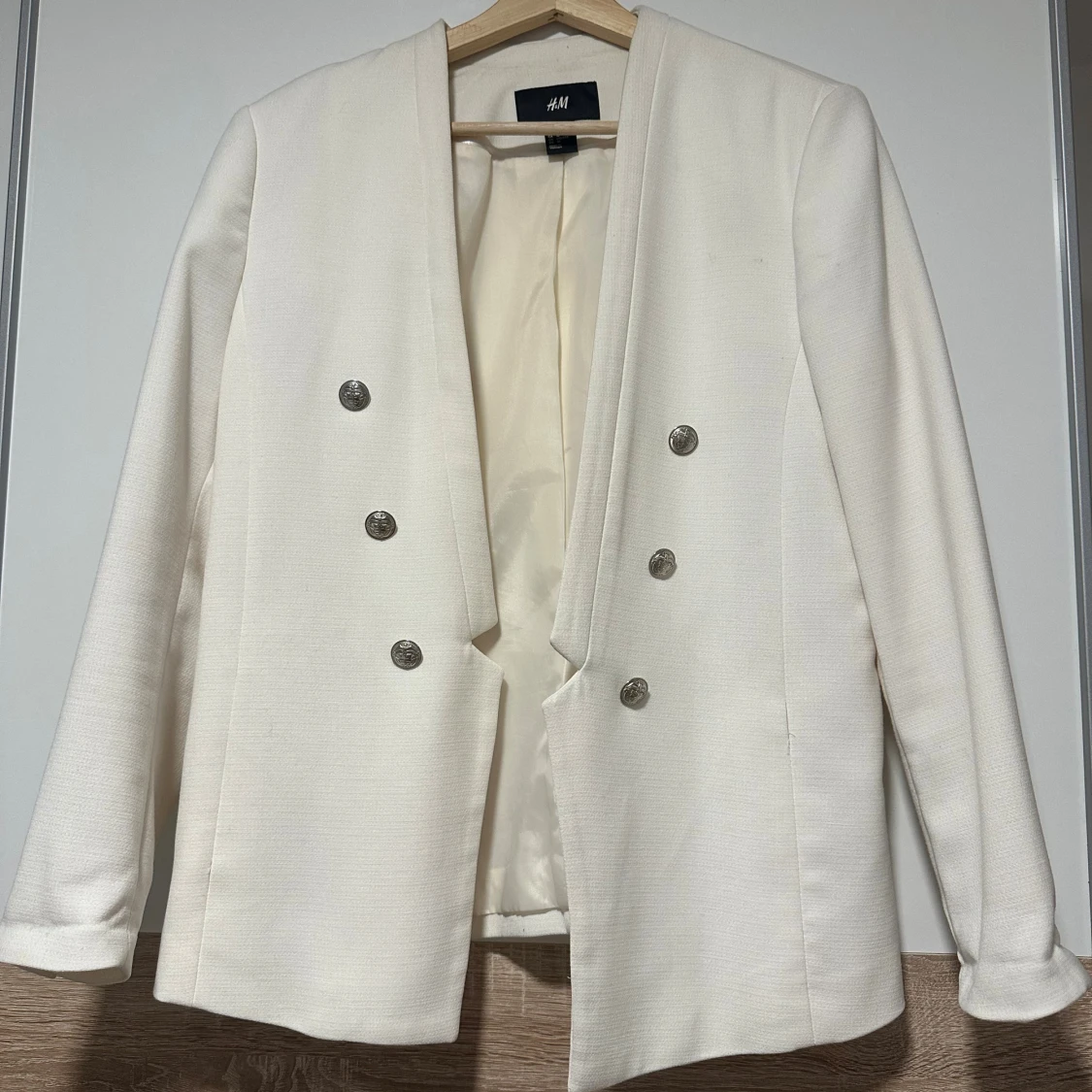 Vit kavaj med silvriga knappar H&M