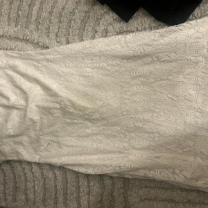 Vit spetsklänning från Gina Tricot - Supersöt vit kortklänning från Gina Tricot med vacker spets och fodrad insida. Klänningen har offshoulder-modell och fina spetsdetaljer över hela tyget. Perfekt för dig som vill ha en romantisk och stilren look.