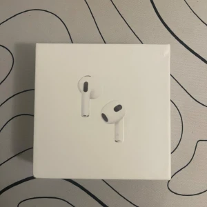 AirPods 3 - Snygga och moderna Apple AirPods 3 i originalförpackning. Trådlösa hörlurar med laddningsetui, aktivt ljus indikerar funktion. Mycket gott skick, inga synliga repor eller skador. Perfekt för musik, samtal och smidig anslutning till Apple-enheter. Om du vill pruta skriv 💬 
