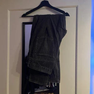 Weekday jeans  - Weekday jeans i model barrel. Finns hål inne i fickorna men utanpå är de i fint skick.
