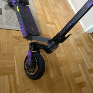 Kukirin G2 - Kukirin G2 elsparkcykel i snyggt svart och lila utförande. Robust konstruktion med bred fotplatta, skivbromsar och dämpning. Den är i mycket gott skick utan synligt slitage eller defekter. Perfekt för smidig och snabb transport i stadsmiljö. Har till och med sprayat med klarlack så den är helt vattentät och klarar vatten. Den kör i 55kmh och jag har 950km på den. Priset kan diskuteras!