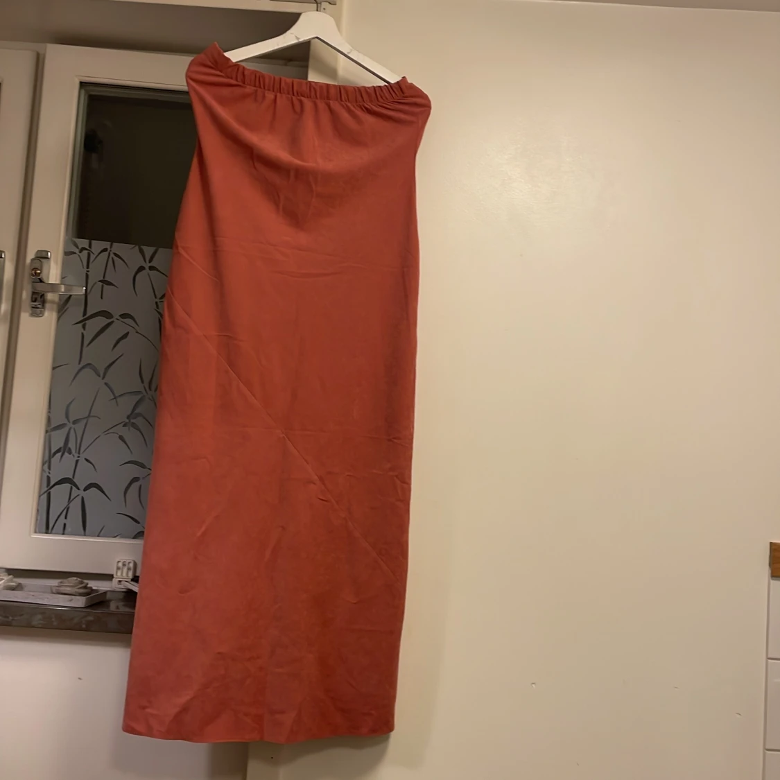 Rostfärgad midiklänning med bandeau-ringning - 4