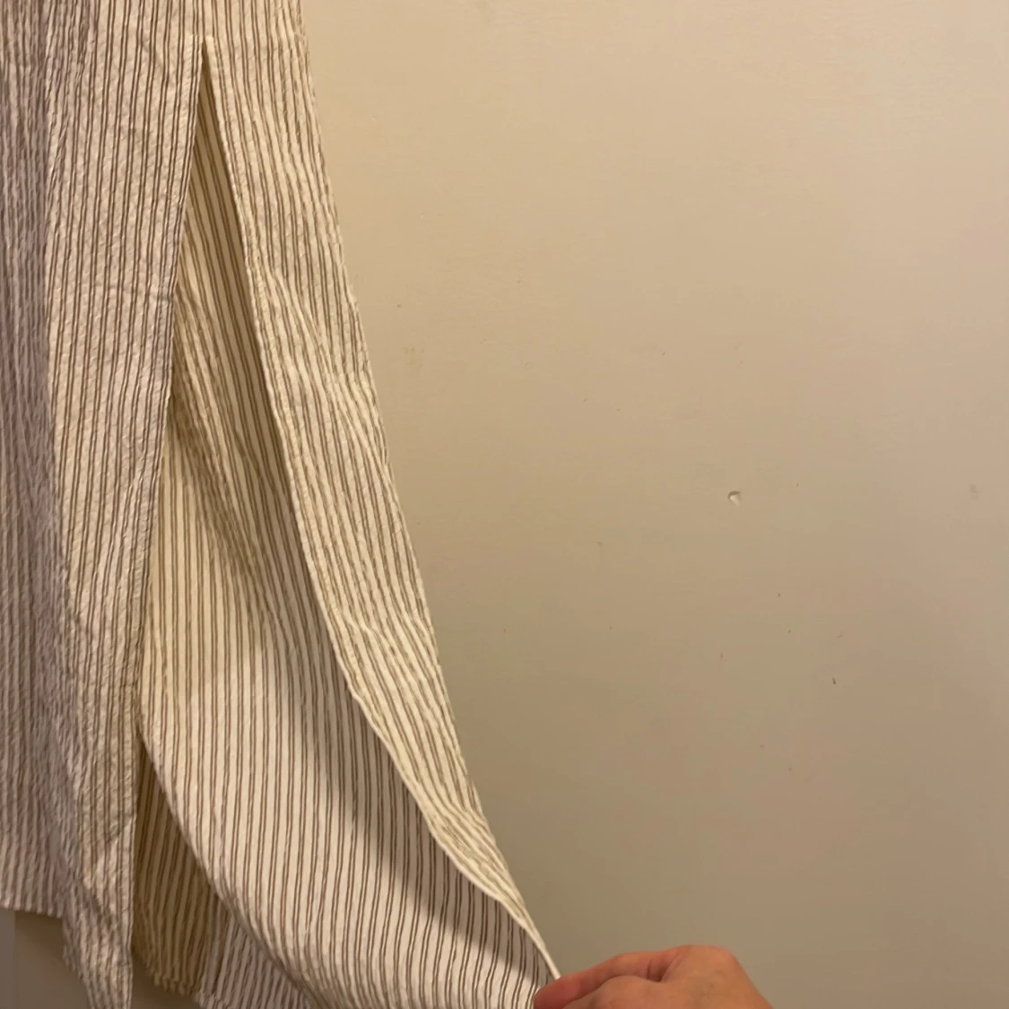 Helt ny randig maxiklänning i linnetyg med knyt i nacken - 4