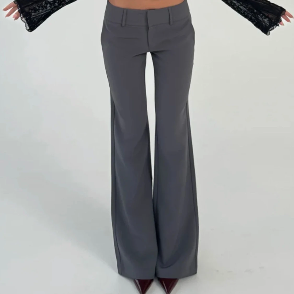 Gråa vida kostymbyxor - 1