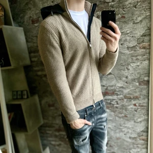 Massimo dutti cardigan  - Mycket fint skick, liten fläck på armen bara och pyttelite nopprig. Storlek M passar dig som är mellan 175-185cm ungefär. Nypris ca 3500kr. Modellen är 185 cm, 79 kg. Passar bra nu till vintern. Skriv för mer information!🤝
