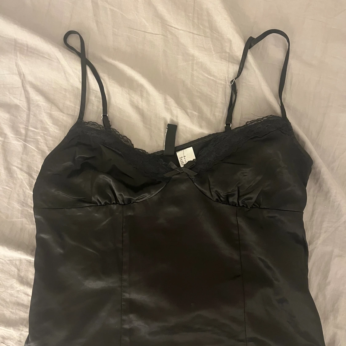 Svart satin topp - 1