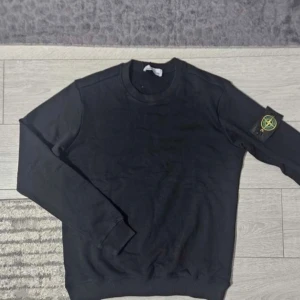 Stone island tröja svart - Svart stone island tröja i storlek S. Sitter fint på kroppen och e redigt stilig och skön. Vid frågor är det bara o skriva👍👌