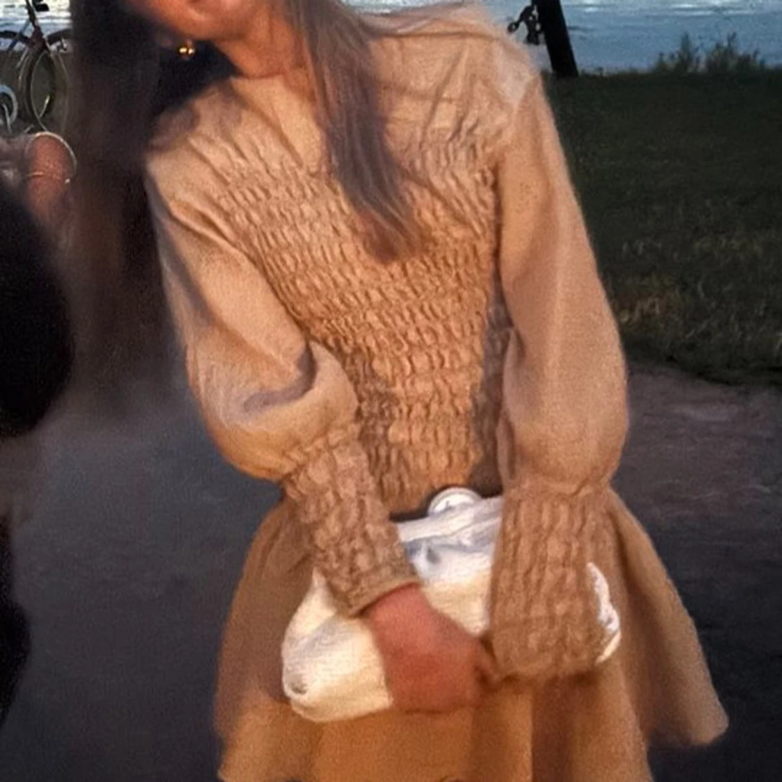 Beige kort klänning med smock