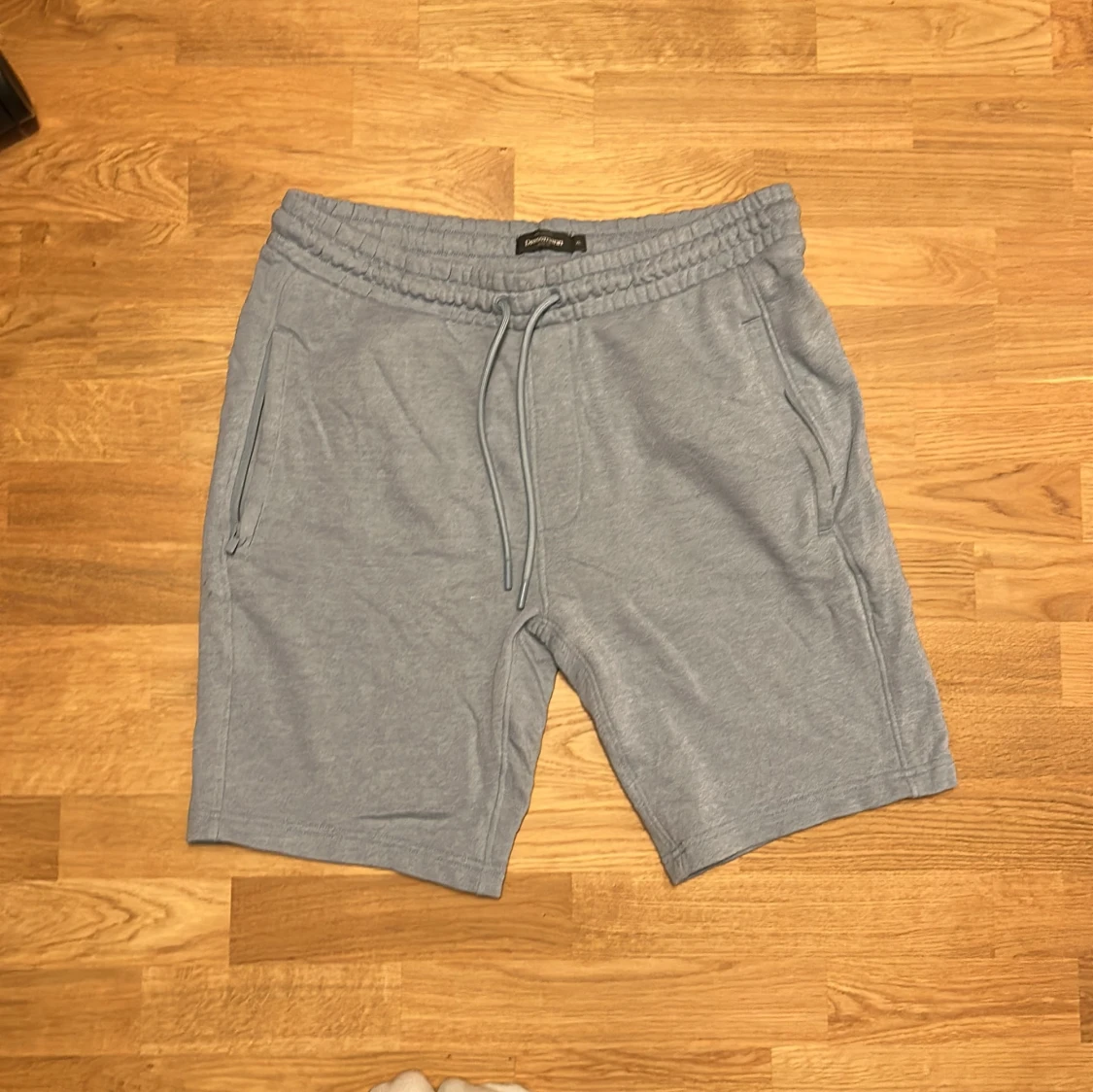 Ljusgrå mjukisshorts från Dressmann