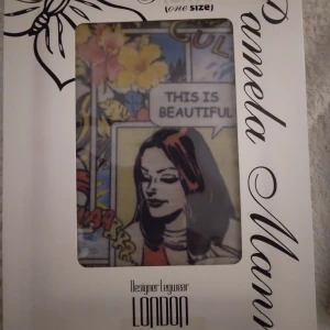 HELT NYA OANVÄNDA färgglada strumporbyxor / tights med pop art mönster, från Pamela Mann, Onesize. - HELT NYA OANVÄNDA unika strumpor från Pamela Mann med pop art-inspirerat tryck, färgglada detaljer i bla gult, blått, rött och svart. Perfekta för dig som vill sticka ut med din stil. Materialet är mjukt och stretchigt. Strlk: Onesize. Felfria.