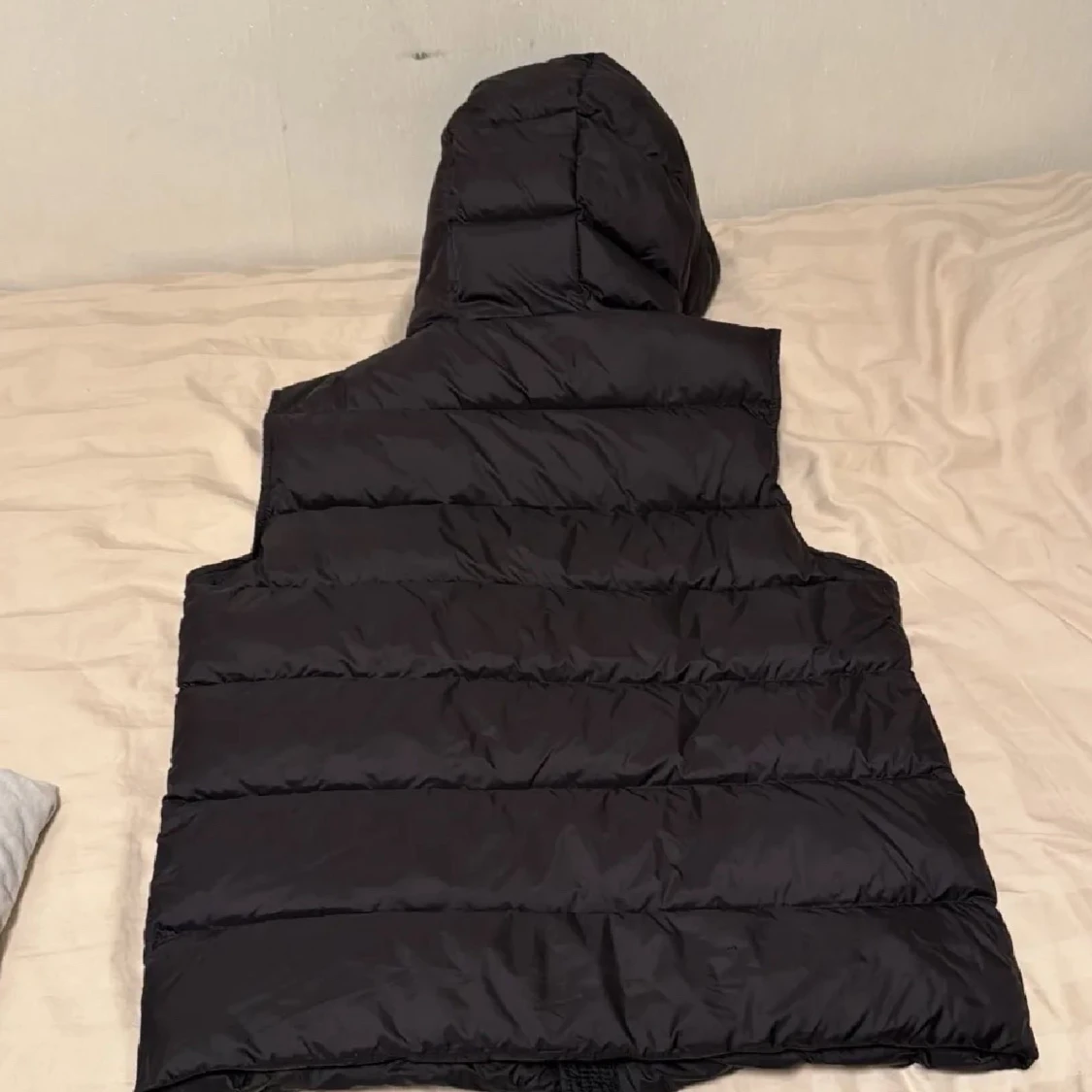 Svart dunväst med huva från Moncler - 2