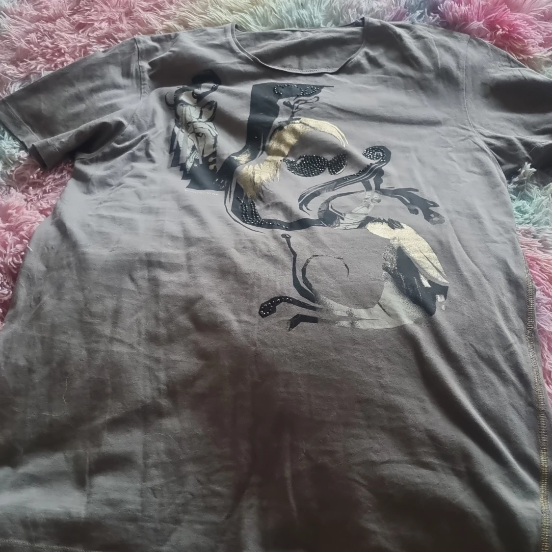 Grå t-shirt med konstnärligt tryck