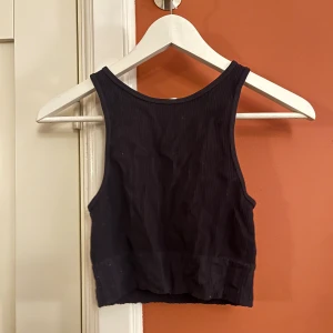 Linne från Zara - Svart ribbat linne från Zara i st xs/s. Har ej varit använd på lång tid så den är lite skrynklig och på sista bilden syns några fiber från annat plagg men ingenting som ska vara permanent. Priset kan diskuteras!💞