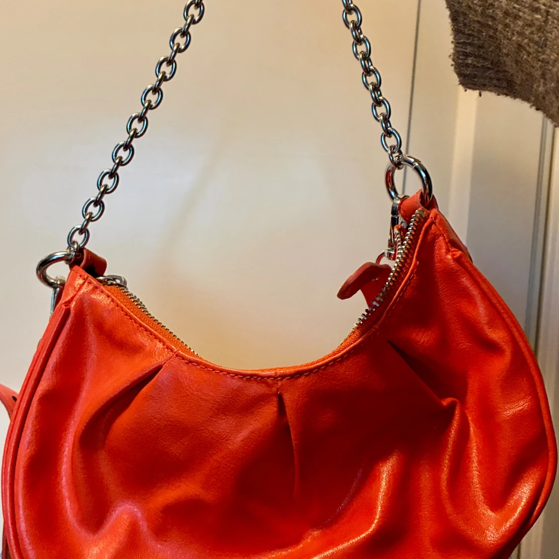 Orange axelväska från Mango med kedja - 1