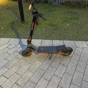 Kugoo Kukirin G2 Malmö  - Kugoo Kukirin G2 el-scooter i bra skick, robust design med bred fotplatta och stötdämpning. Synliga mindre repor och smuts på däcken, men inga större skador. Perfekt för pendling med stark motor och lång räckvidd. Med laddare
