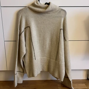 Beige polotröja från Samsa Collection - Snygg beige polotröja från Samsa Collection i storlek S. 