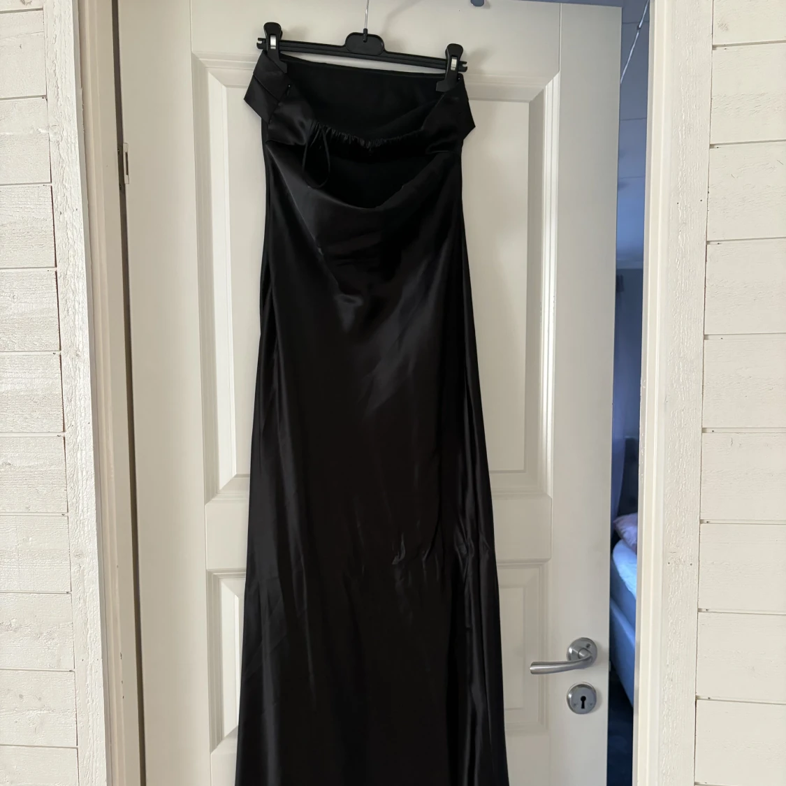 Svart satinklänning - 1