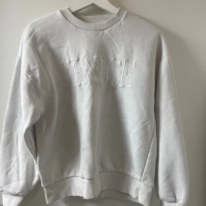 Sweatshirt  - En grå vit sweatshirt från gina tricot i storleken M. 