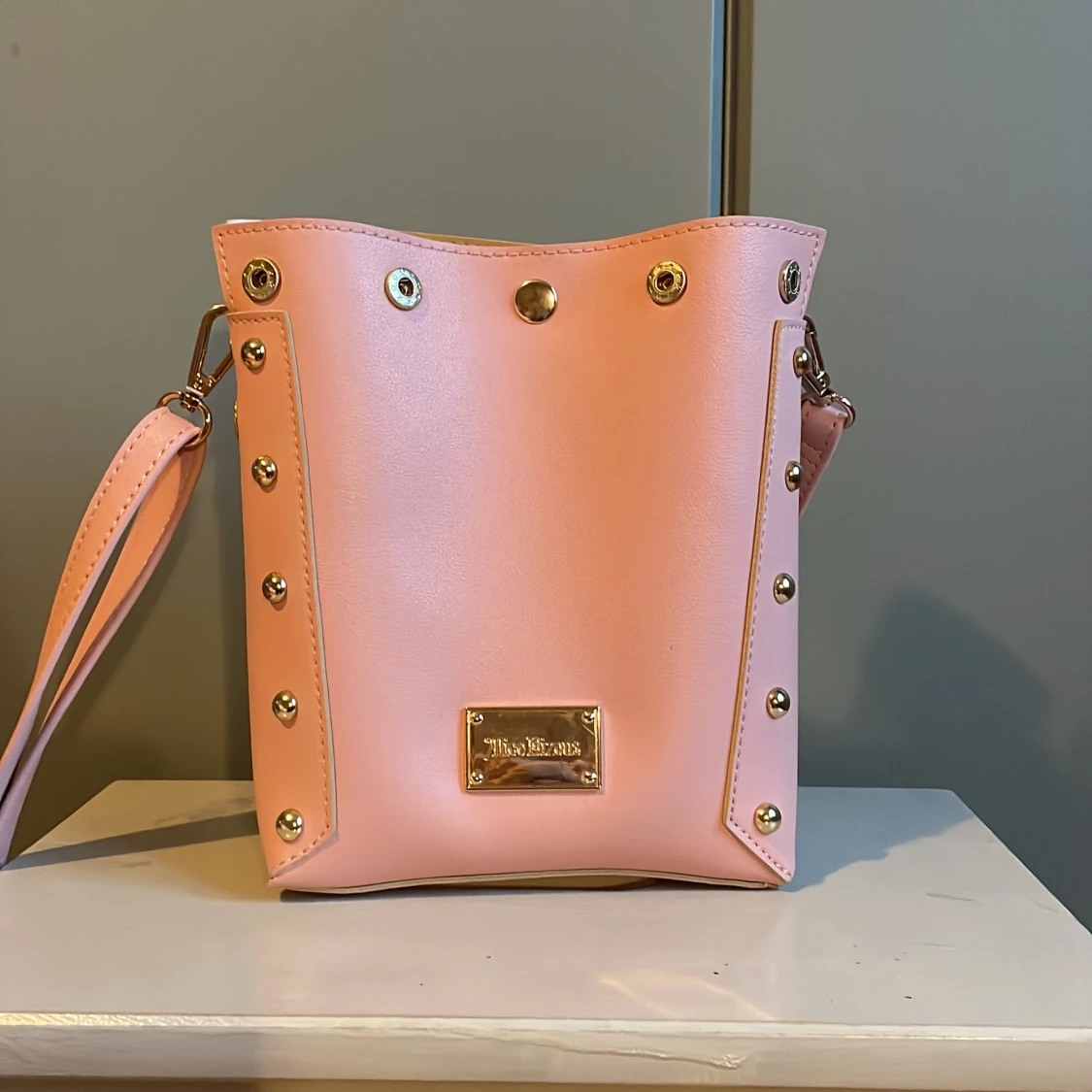 Rosa axelväska från Alice Bizous