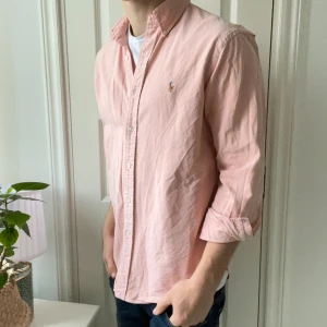 Ralph Lauren skjorta - Ralph Lauren skjorta långärmad. Inga defekter, modellen är 180 cm 75 kg. Riktigt skön skjorta i hög kvalité. Kom med frågor! ✌️