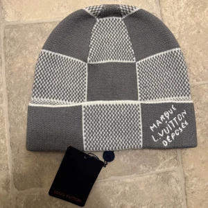 Louis Vuitton mössa  - Hej säljer denna nya mössan perfekt inför vintern för att hålla dig varm. Riktig fin mössa 