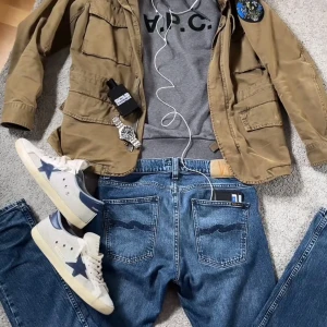 Nudie Jeans - Nudie Jeans - exat samma som i första bilden med outfiten. Storlek w30 L32. Nypris 1600kr. Modell: Lean Dean. Använda i 1-2 månader. 