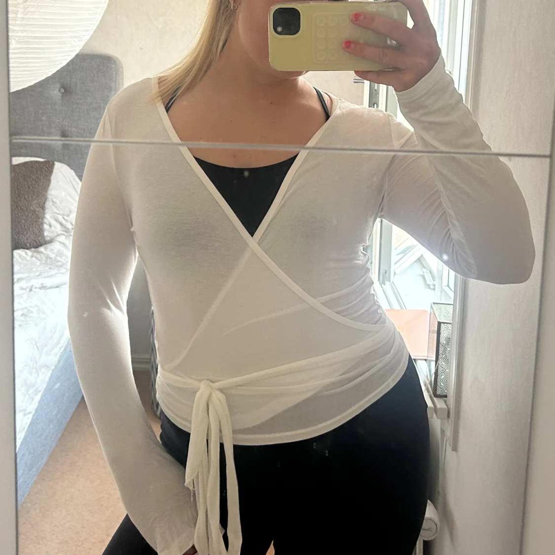 Vit omlottopp med knytband