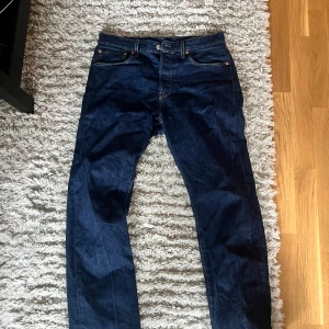 Levi's 501 Premium jeans mörkblå - Säljer ett par Levi's 501 Premium jeans i klassisk mörkblå tvätt. Modellen har raka ben, använda Max 2 gånger. Perfekt för dig som gillar tidlös denimstil.