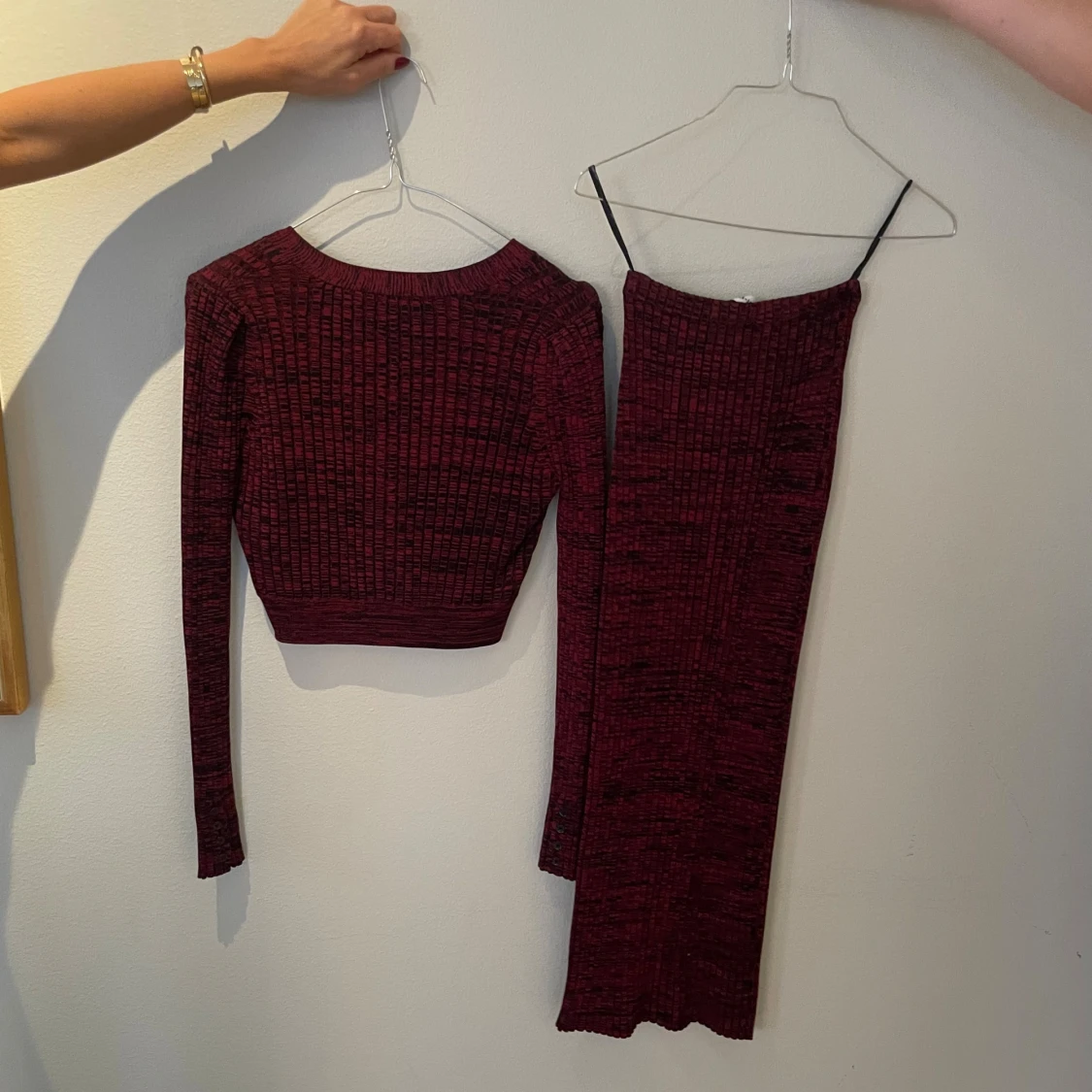 Vinröd ribbad långkjol med långärmad axel vadderad toppfrån Portrait - 1